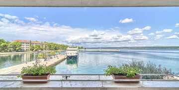 Balkon sobe hotela Istra s pogledom na uvalu otoka Brijuna.