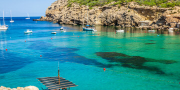 Plaža Cala Benirras na Ibizi, ljetovanje Mediteran, putovanje Ibiza, posebnim zrakoplovom