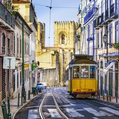 Žuti tramvaj u strarim ulicama Lisabona, putovanje u Lisabon i portugalska tura