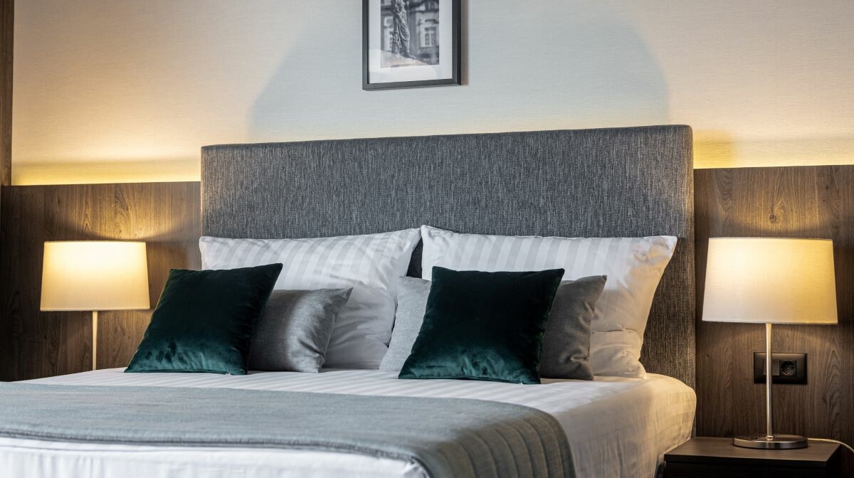 Hotel Osijek, dvorkevetna soba, bračni krevet