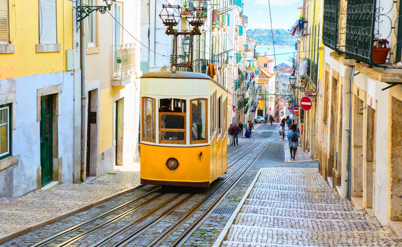 portugalska tura putovanje, žuti tramvaj u Lisabonu
