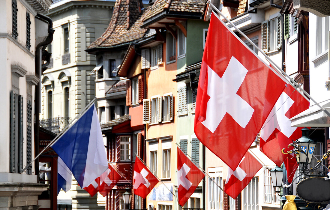 Švicarska zastava u Zurichu, putovanje Švicarska tura, švicarska jezera, mondo travel