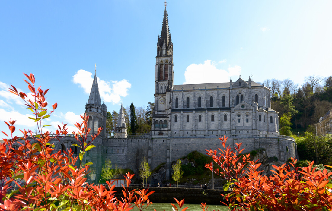 Lourdes, katedrala, Francuska