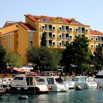 Hrvatska, Hotel Selce, Ljetovanje, izgled hotela izvana