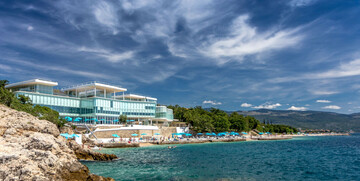 Panoramski pogled na plažu i hotel Novi Resort u Novom Vinodolskom, mondo travel