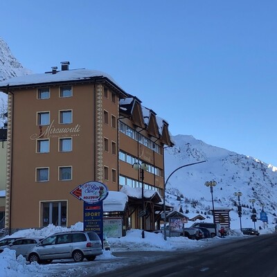 Skijanje u Italiji, skijalište Passo Tonale, Grand hotel Miramonti, pogled izvana