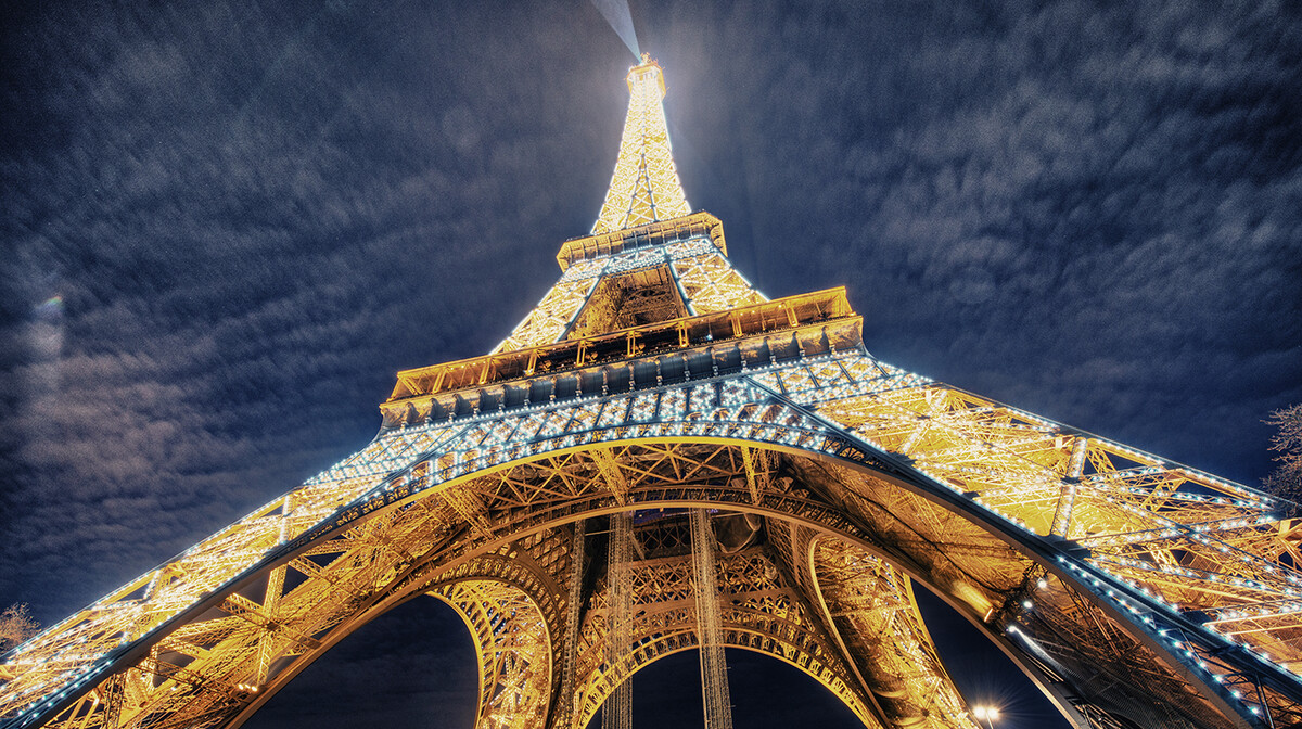 Eiffelov toranj u noći, putovanje u Pariz