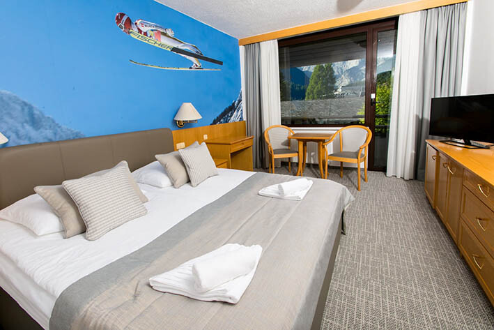 Skijanje i wellness u Sloveniji, Bled, Hotel Kompas, spavaća soba sa skijašem