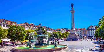 Fontana na trgu Rossio u Lisabonu, putovanje u Lisabon zrakoplovom