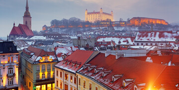 Zima u Bratislavi, pogled na Hrad, putovanje u Bratilaslavu, Mondo travel