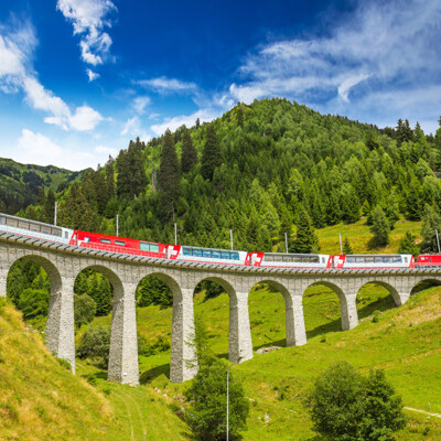 Vlak Bernina Express na švicarskoj planini2