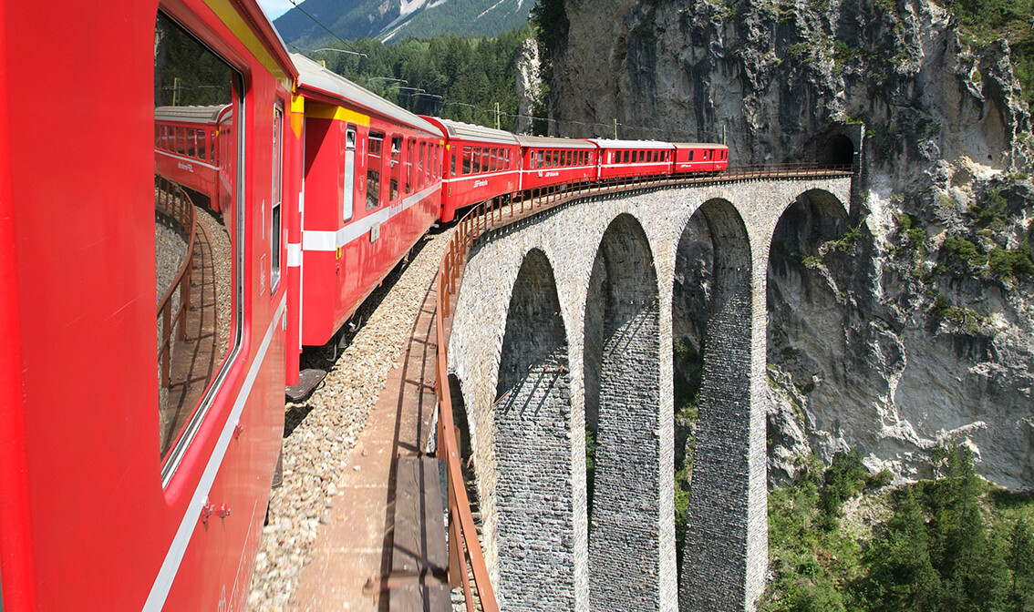 Vlak Bernina Express na švicarskoj planini