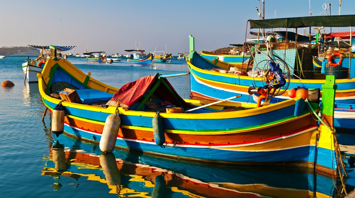 Luzzu čamci u 3 boje,  ljetovanje Mediteran, Malta, direktan let