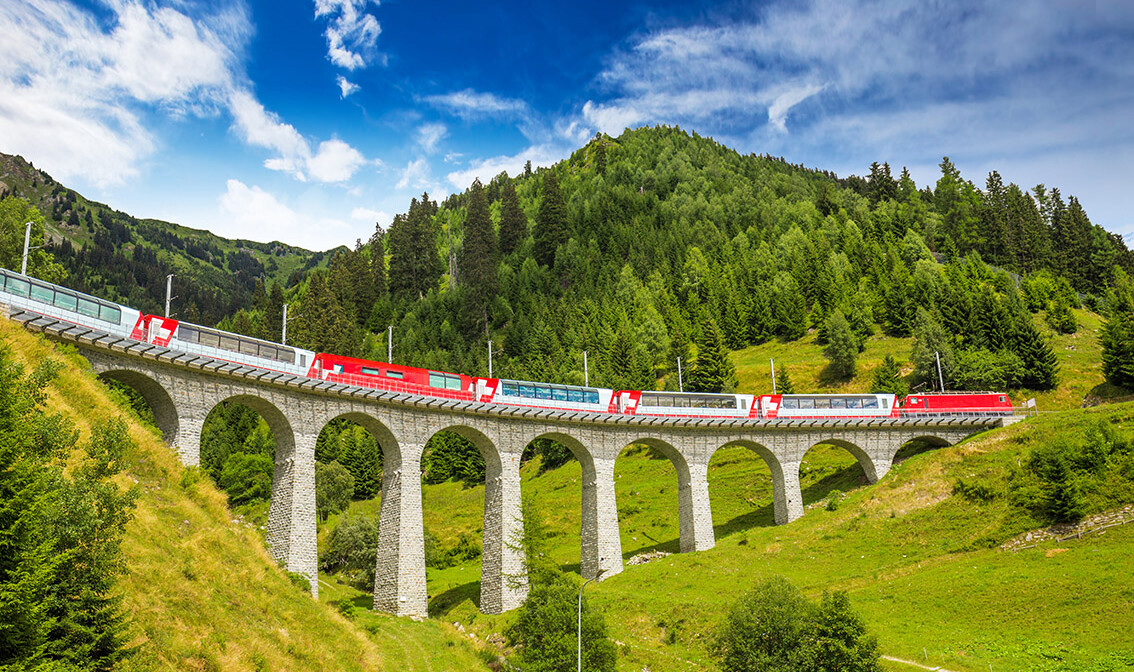 Vlak Bernina Express na švicarskoj planini2