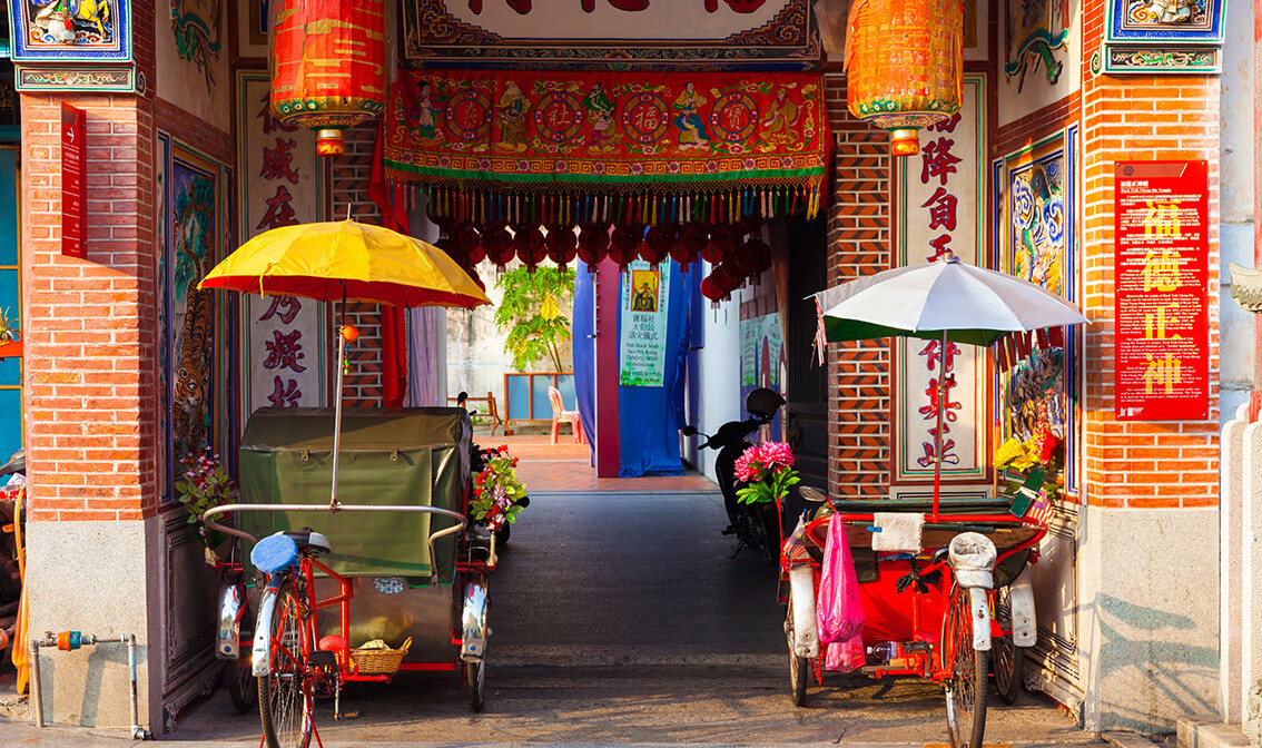  rikše u blizini ulaza u hram Hock Teik Cheng Sin, putovanje malezija, daleka putovanja, vođene ture