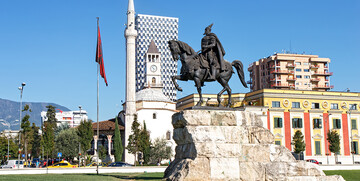 Tirana, spomenik Skanderbegu, putovanje Albanija, autobusno putovanje