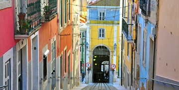 Šarene ulice na Bairo Alto u Lisabonu, putovanje u Portugal
