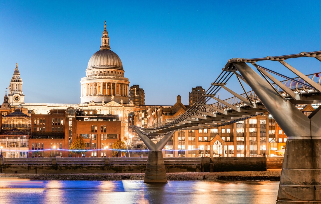 St. Paul's katedrala i milenijski most na putoavanju u London