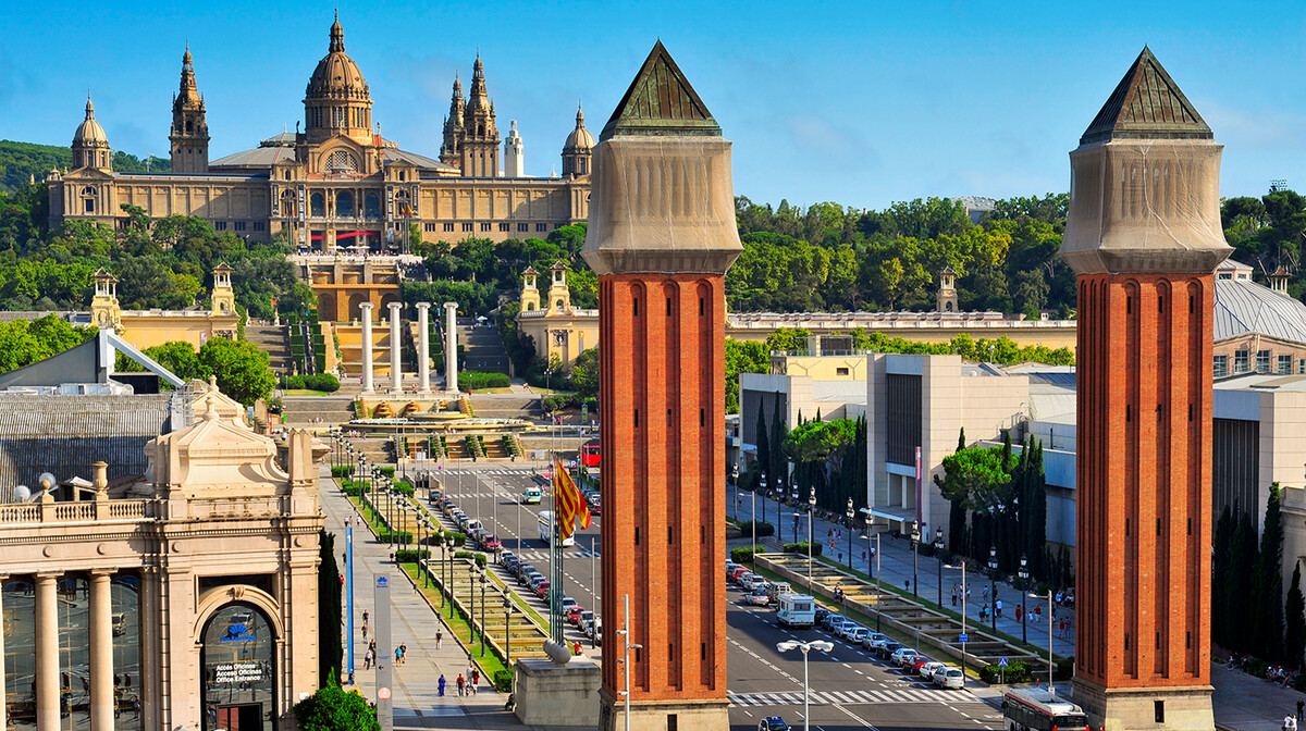 Nacionalna palača na Plaza de Espana, putovanje u Barcelonu, Mondo travel