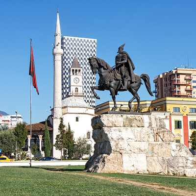 Tirana, spomenik Skanderbegu, putovanje Albanija, autobusno putovanje