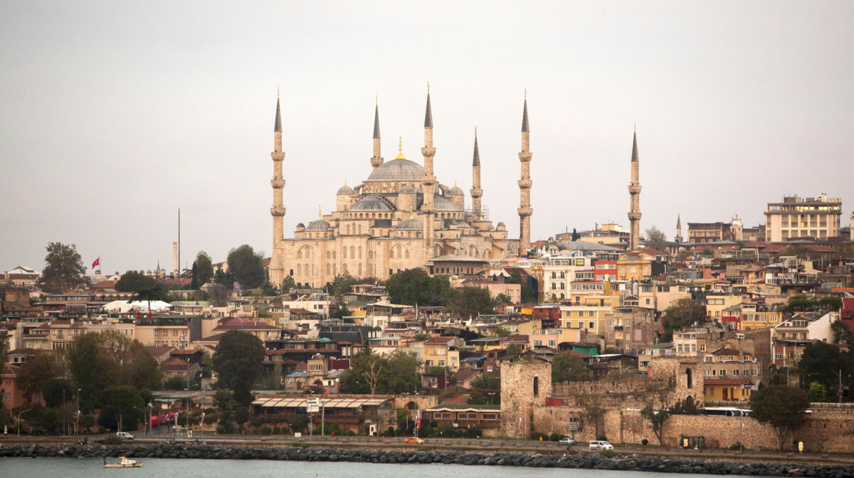 EXPERIENCE THE COLOURFUL CULTURE OF ISTANBUL