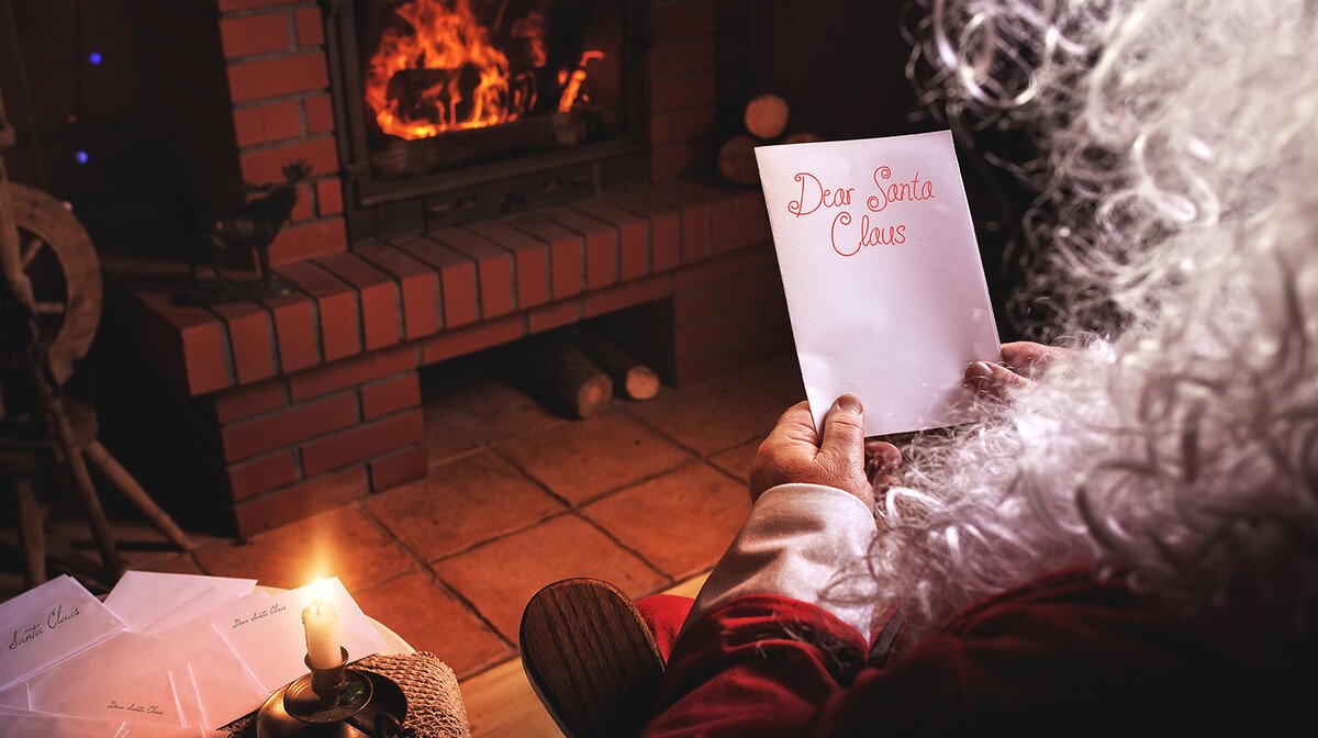 Djeda Mraz čita pismo, putovanje u Rovanijemi-čarobno selo Djeda Božičnjaka