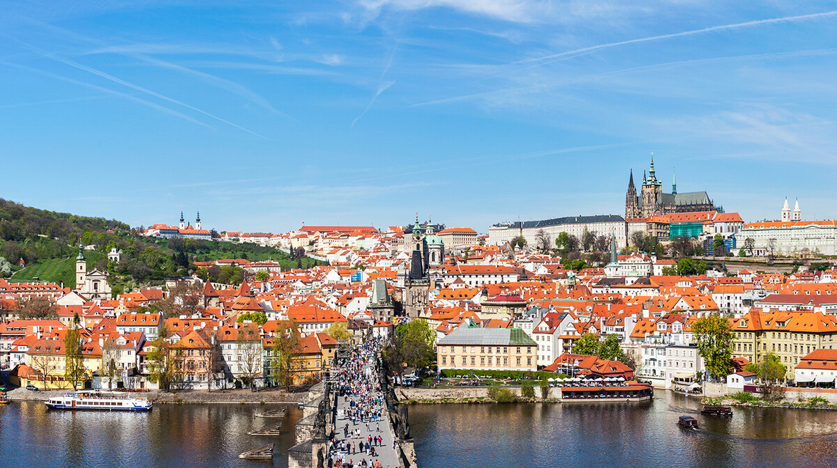 Prag, prekrasna panorama grada i Karlov most
