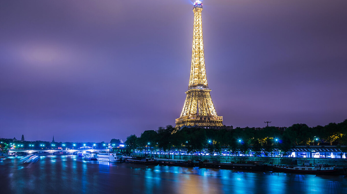 Osvjetljen Eiffelov toranj, putovanje u Pariz