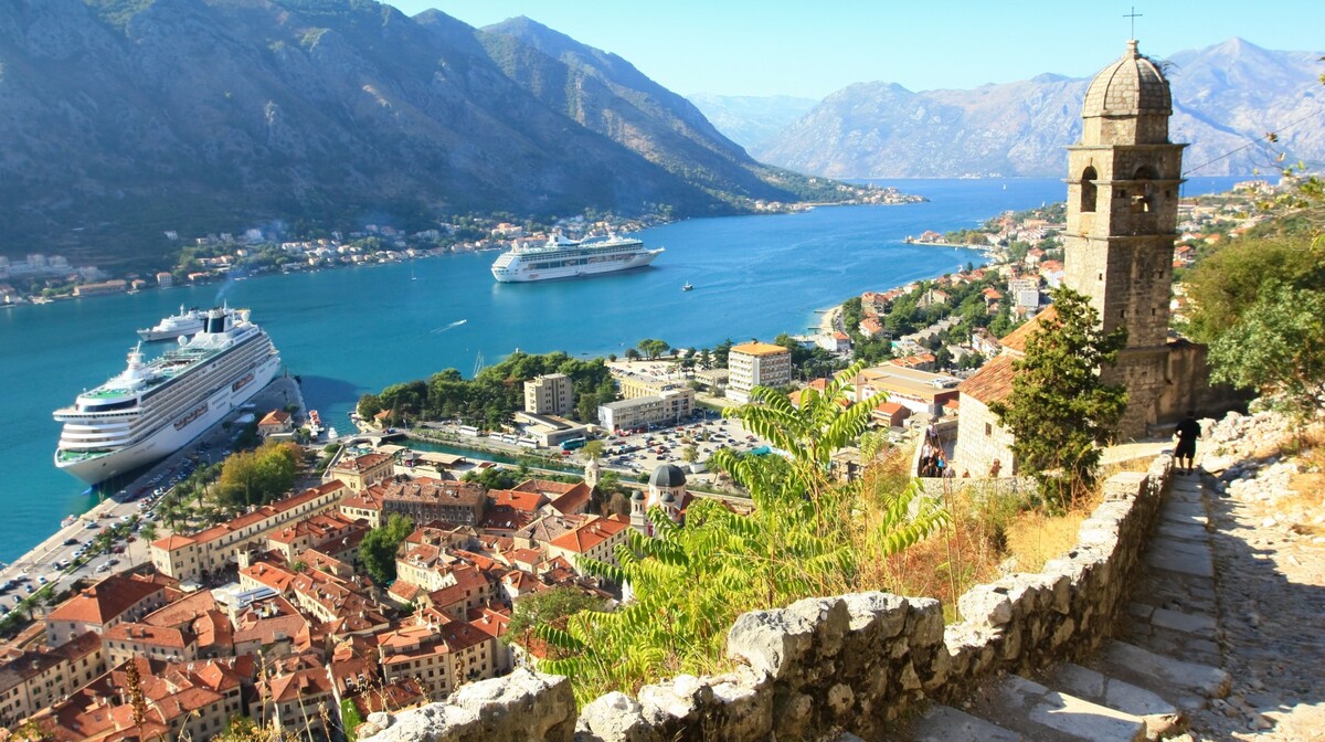 Kotor-stari primorski grad i pitoreskna mediteranska luka, putovanje autobusom, Mondo travel