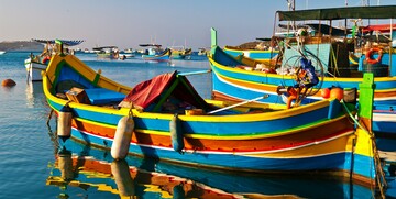 Luzzu čamci u 3 boje,  ljetovanje Mediteran, Malta, direktan let