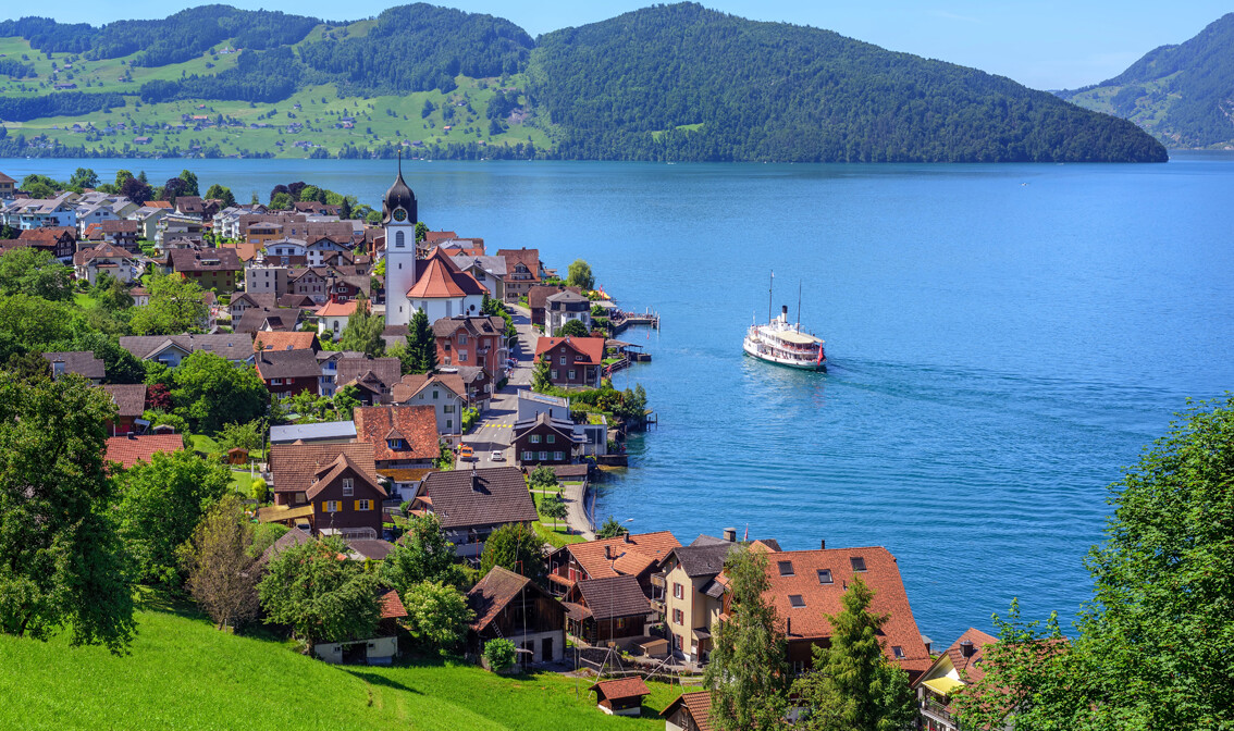 Švicarski krajolik s jezerom Luzern i Alpama