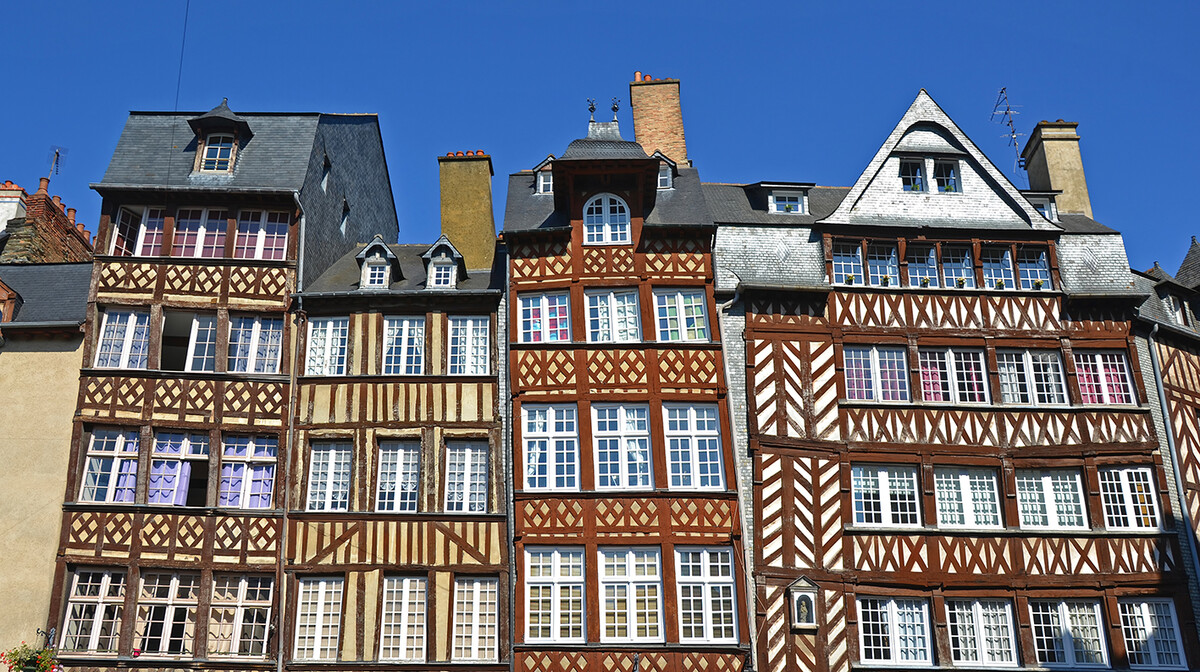 Poludrvene kuće u Rennesu, putovanje Bretanja zrakoplovom, mondo travel