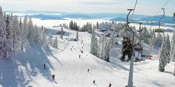 Skijanje Krvavec, skijalište Krvavec, snijeg, ski staza, gondole,panorama