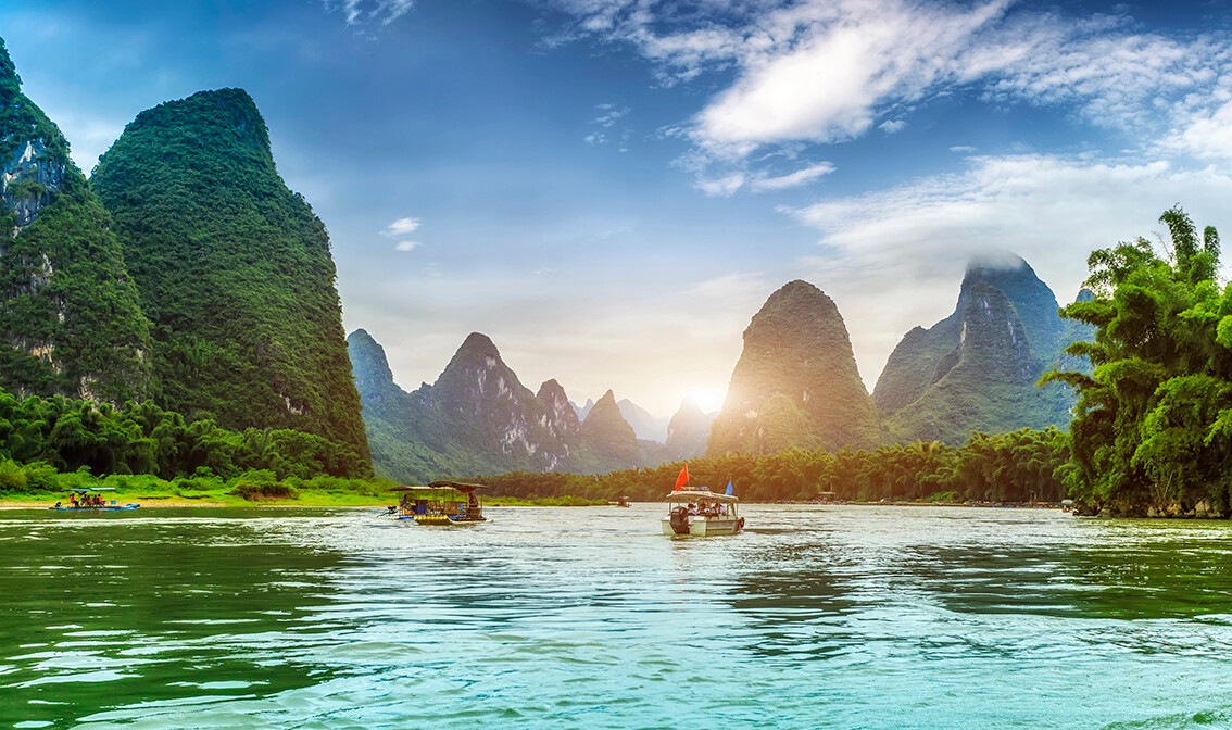 Kina, Yu Long river and Karst mountain landscape in Yangshuo Guilin