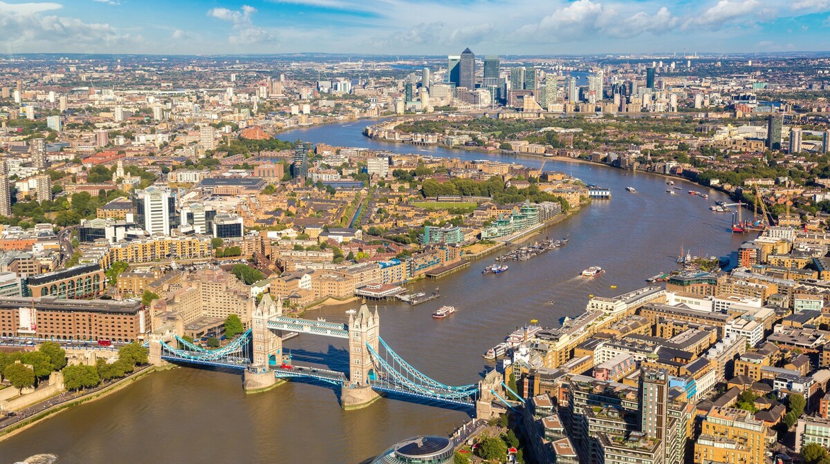 London panorama sa pogledom na Themsu i Tower bridge na putovanju u London