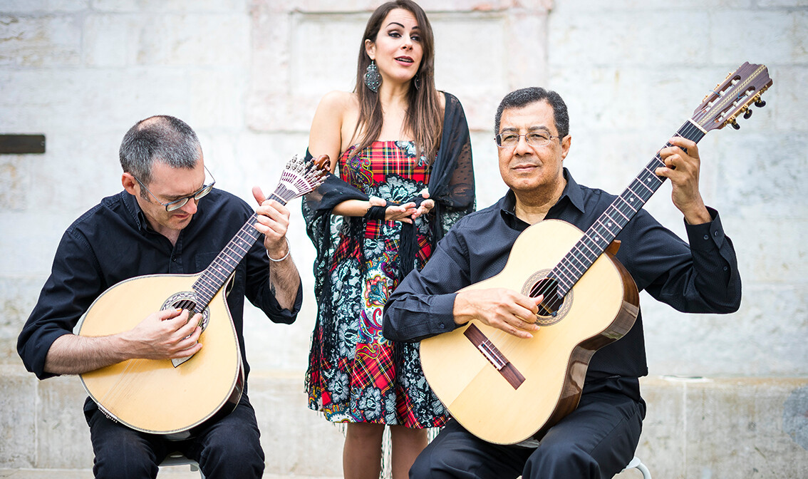 Portugal, Lisabon,  tradicionalna portugalska glazba na trgu Alfama,putovanje zrakoplovom