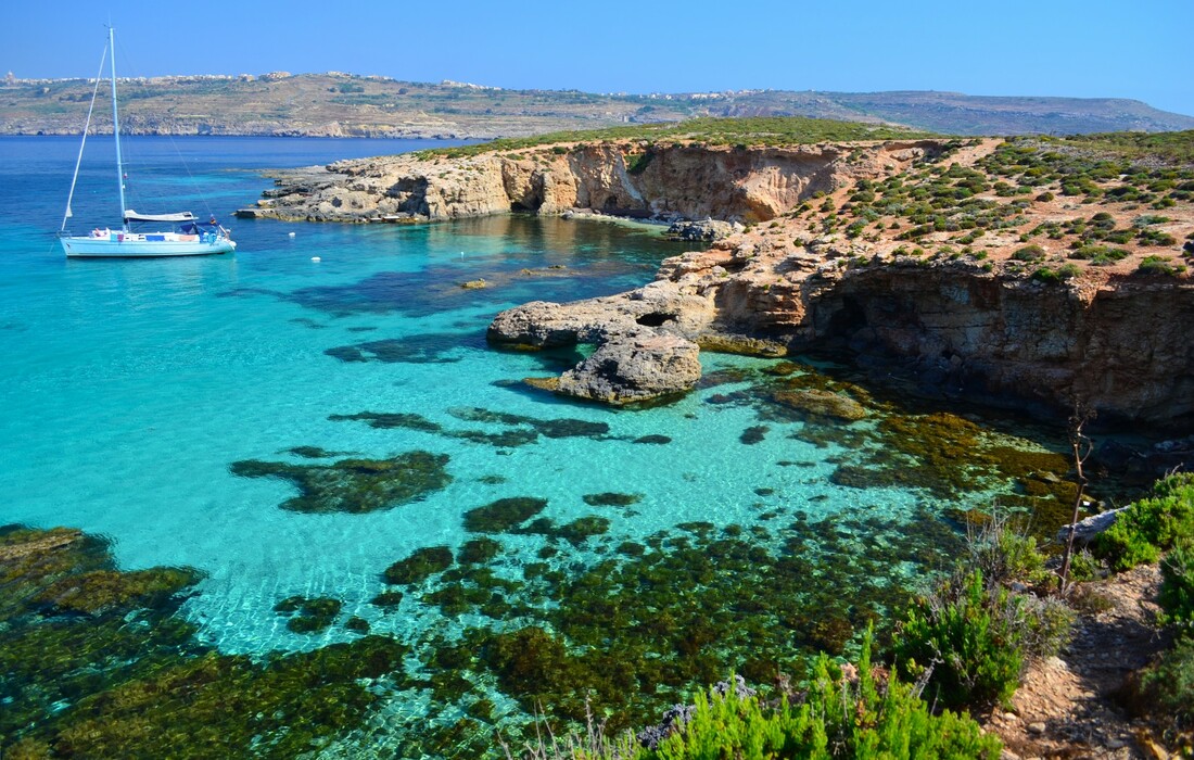 Malta, Comino, predivna tirkizna plaža, ljetovanje na mediteranu, direktni letovi, 