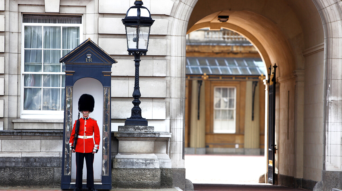 Smjena straže ispred palače na putovanju London
