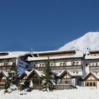 Skijanje u Italiji, skijalište Passo Tonale, Hotel Sporting, pogled izvana