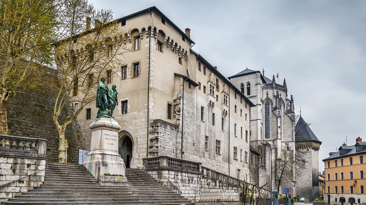 Savoyski dvorac u Chamberyu, putovanje Francuska tura, europska putovanja autobusom, mondo travel
