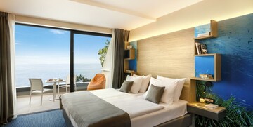 Dvokrevetna soba s pogledom na more u hotelu Ičići u Ičićima.