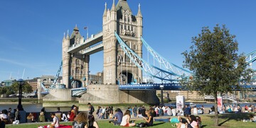 London,Ljeto u Londonu, opuštena atmosfera uz rijeku Themsu i Tower bridge