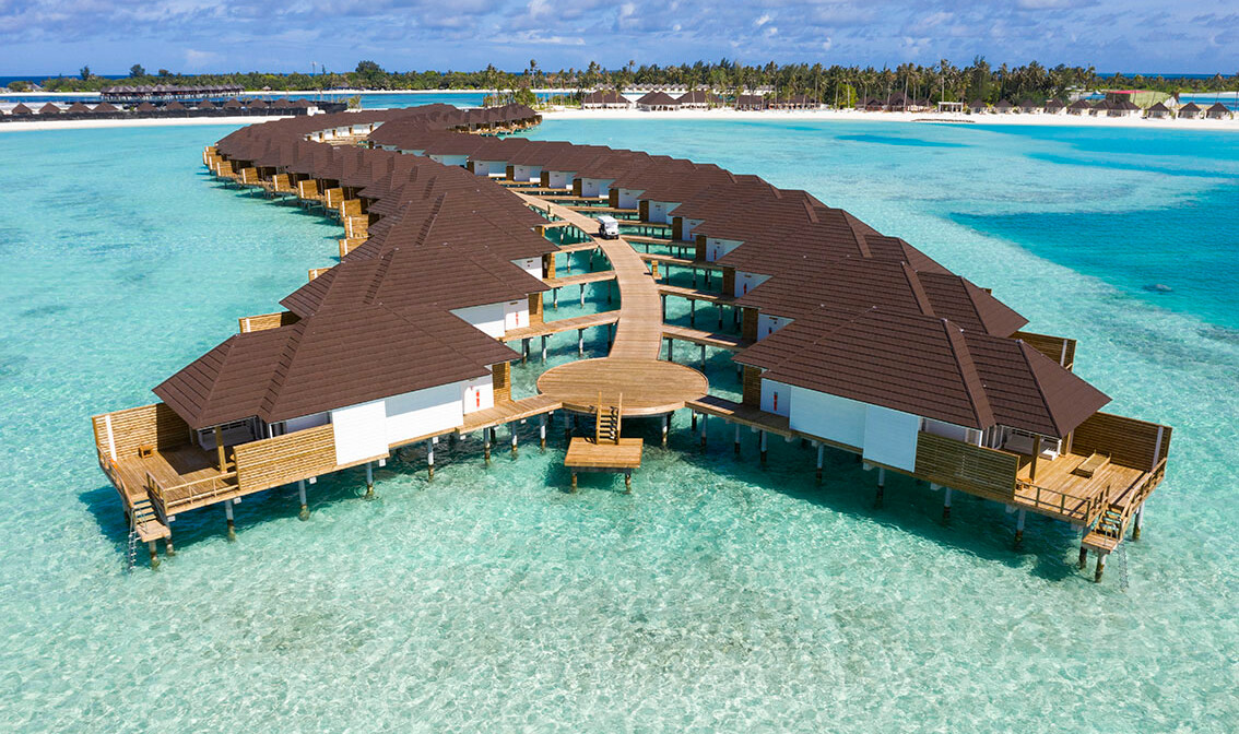 Maldivi, Olhuveli, velika vila na vodi