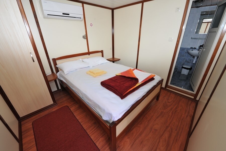 Brod Dionis, kabina, bračni krevet