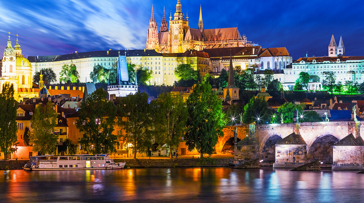 Prag, pogled na Praški dvorac, putovanje autobusom, putovanje zrakoplovom