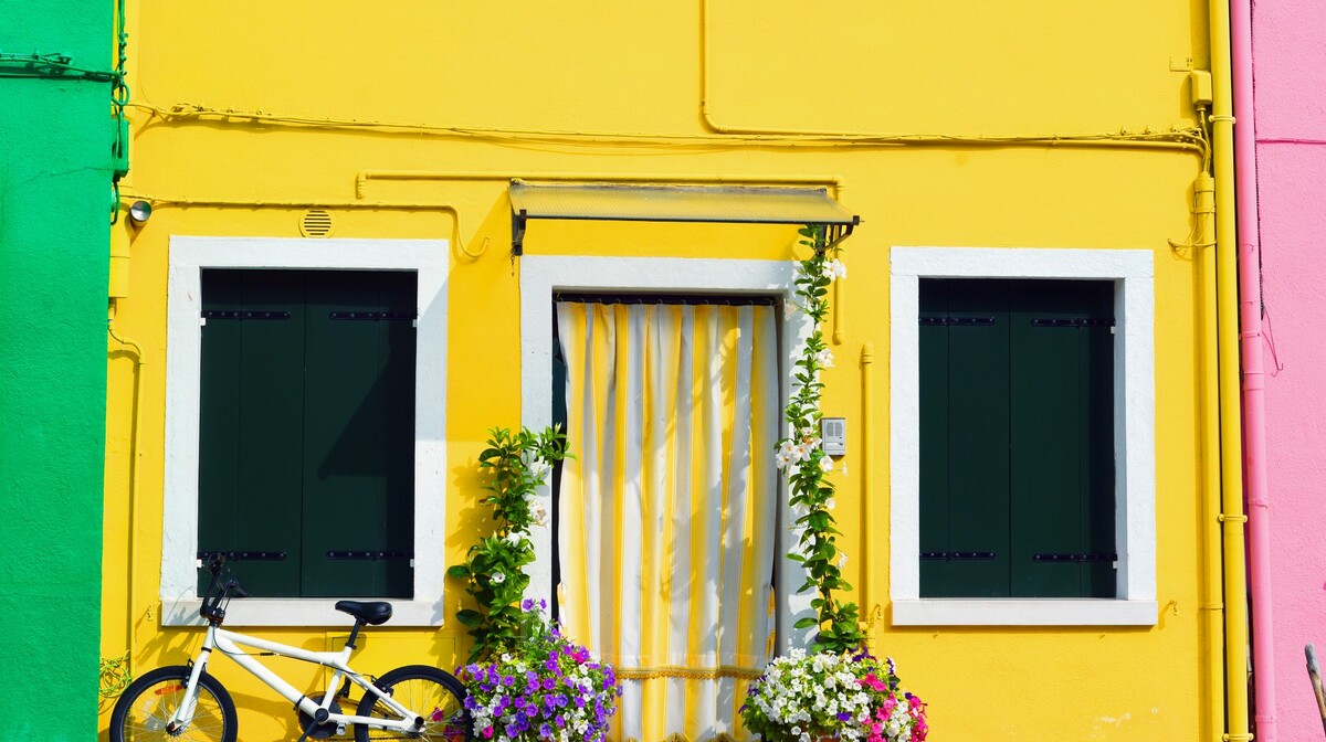fasade živih boja u Buranu, autobusna putovanja, Mondo travel, europska putovanja