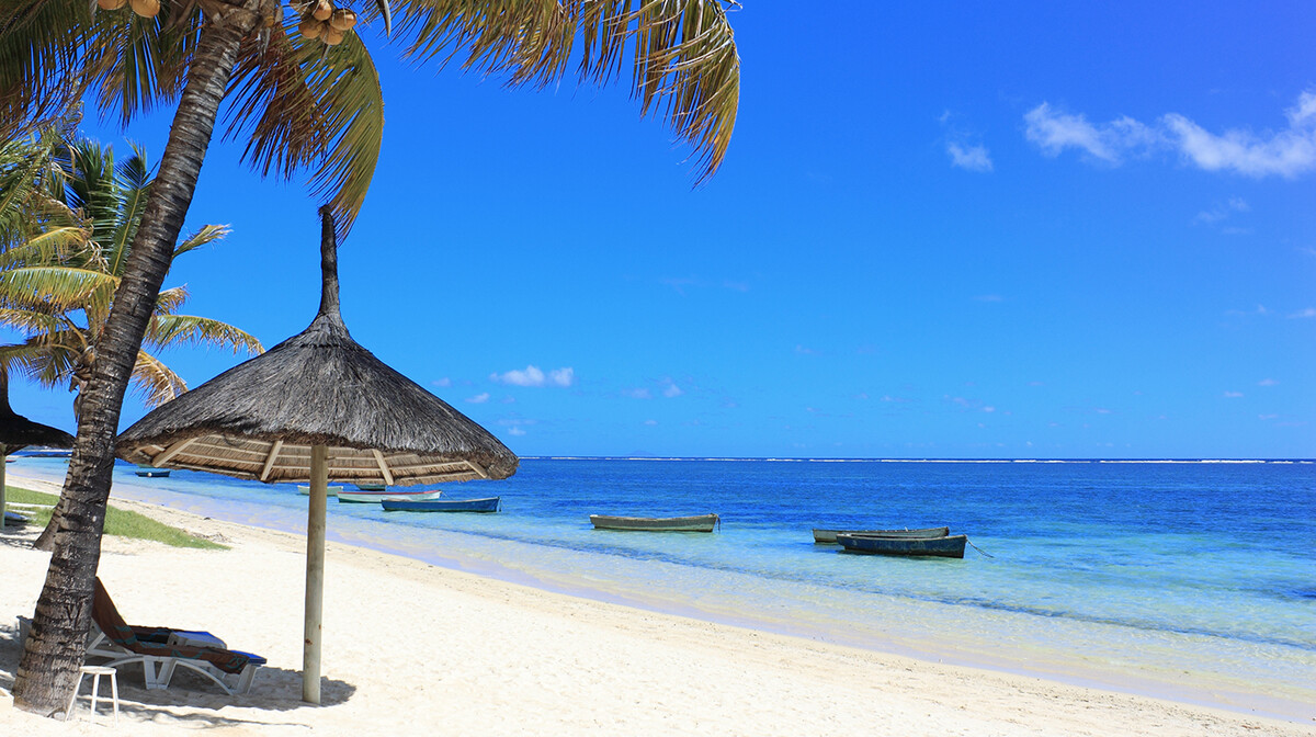 Mauricijus, tropska plaža sa palmom i suncobranom, daleko putovanje na Mauricijus