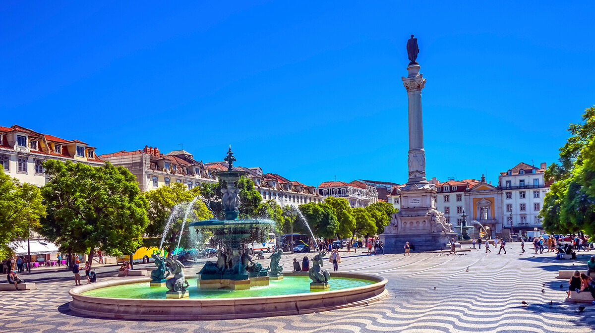 Fontana na trgu Rossio u Lisabonu, putovanje u Lisabon zrakoplovom