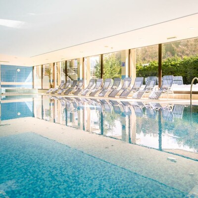 Slovenija, wellness, Best Western hotel Kranjska Gora, unutarnji bazen sa ležaljkama