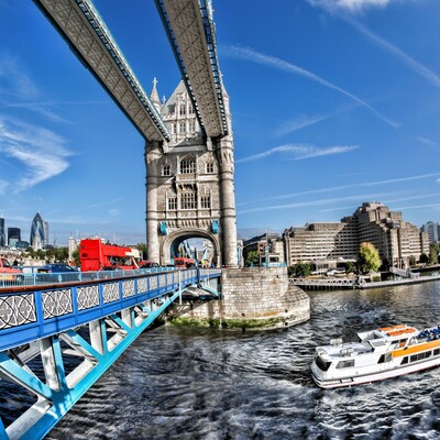 Tower bridge i rijeka Themsa na putovanju London avionom